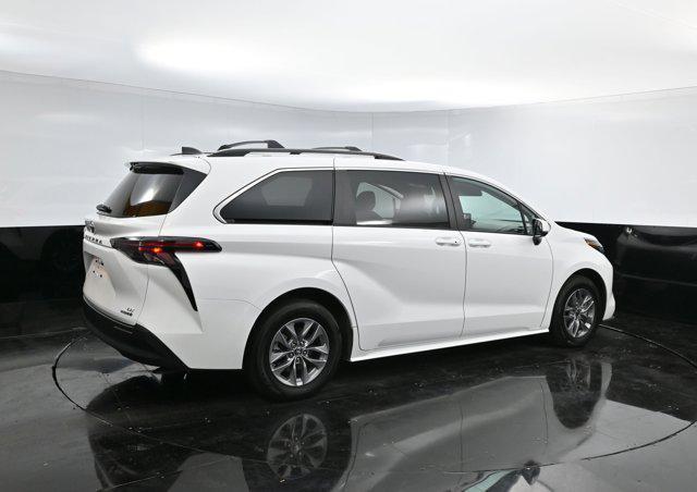 Photo of 2023 Ice Cap Toyota Sienna