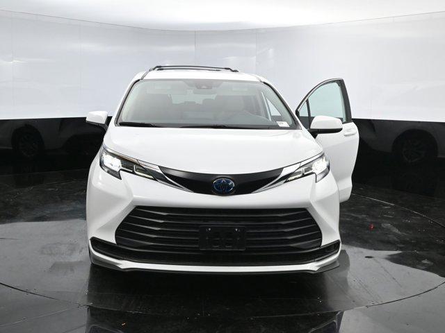 Photo of 2023 Ice Cap Toyota Sienna
