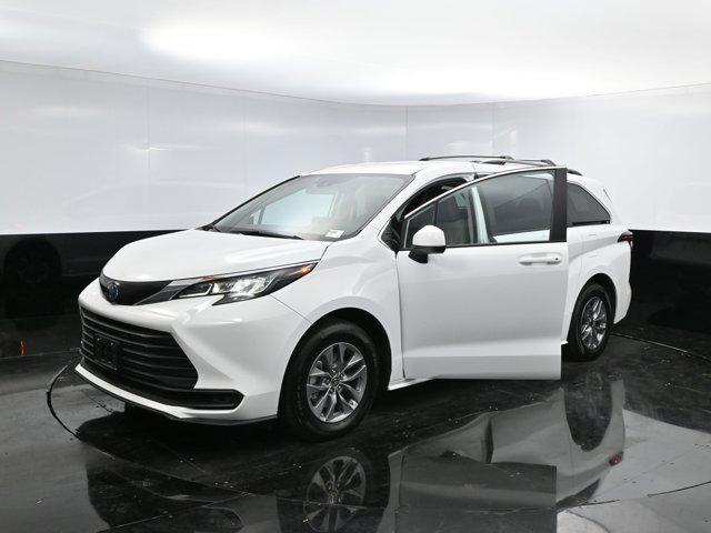 Photo of 2023 Ice Cap Toyota Sienna