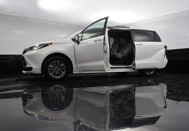 Photo of 2023 Ice Cap Toyota Sienna
