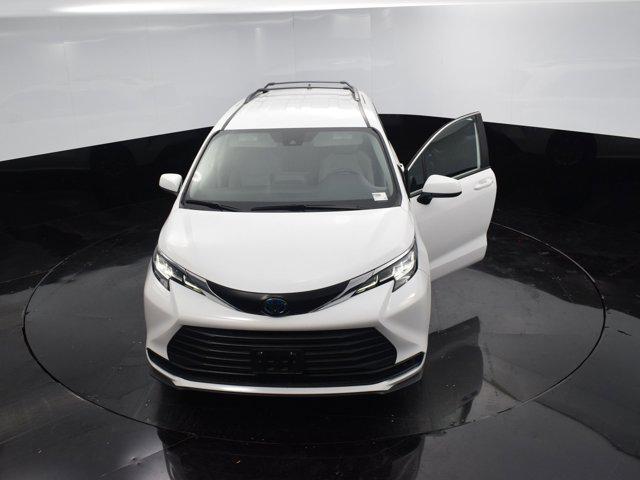 Photo of 2023 Ice Cap Toyota Sienna