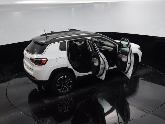 Photo of 2022 Bright White Clearcoat Jeep Compass