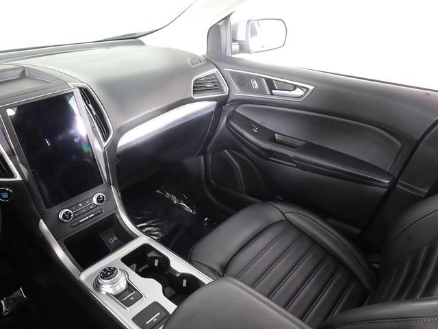 Photo of 2022 Iconic Silver Metallic Ford Edge