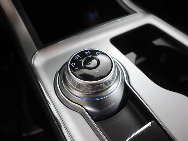 Photo of 2022 Iconic Silver Metallic Ford Edge