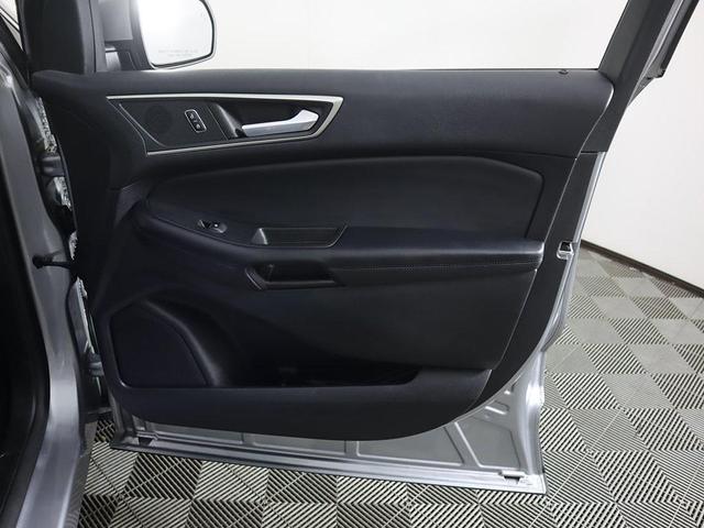Photo of 2022 Iconic Silver Metallic Ford Edge