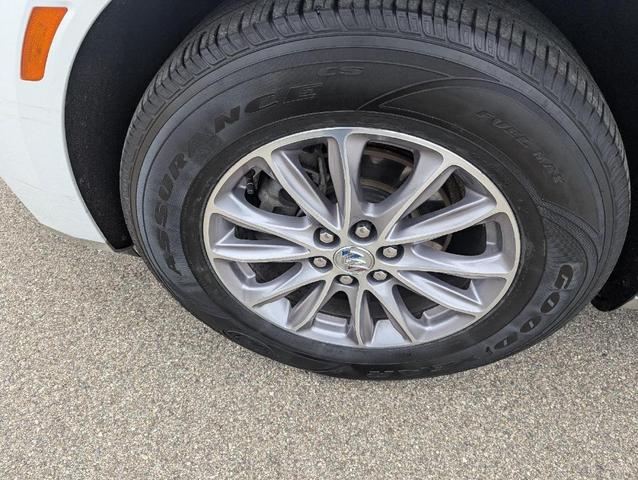 Photo of 2024 Summit White Buick Enclave