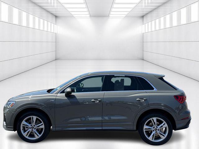 Photo of 2022 Chronos Gray Metallic Audi Q3