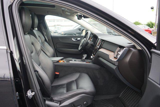 Photo of 2021 Onyx Black Metallic Volvo XC60