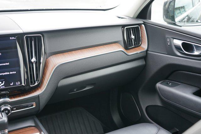 Photo of 2021 Onyx Black Metallic Volvo XC60