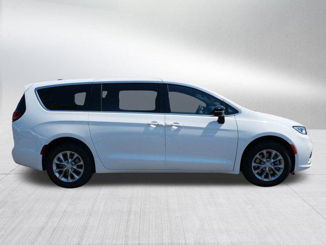 Photo of 2025 Bright White Clearcoat Chrysler Pacifica