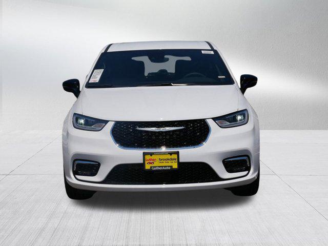 Photo of 2025 Bright White Clearcoat Chrysler Pacifica