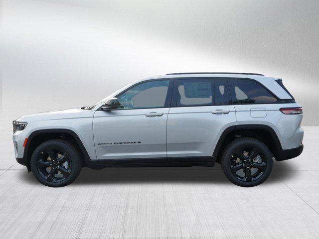 Photo of 2025 Silver Zynith Jeep Grand Cherokee