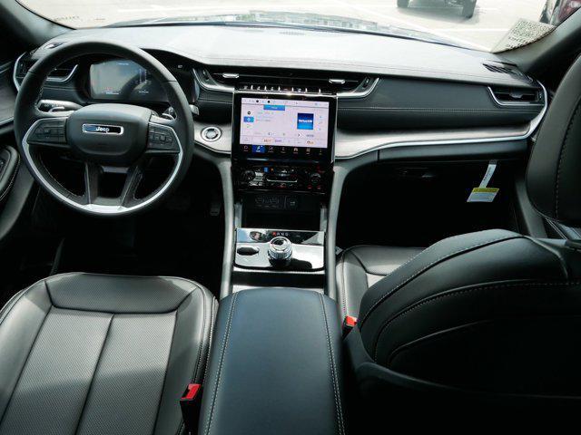 Photo of 2025 Silver Zynith Jeep Grand Cherokee