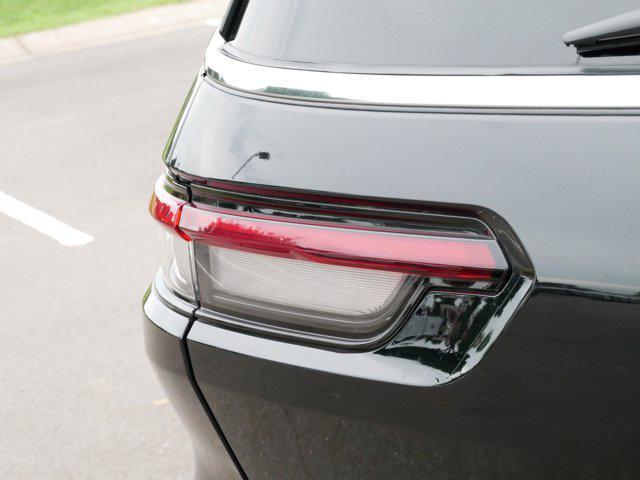 Photo of 2022 Diamond Black Crystal Pearlcoat Jeep Grand Cherokee L