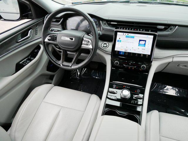 Photo of 2022 Diamond Black Crystal Pearlcoat Jeep Grand Cherokee L