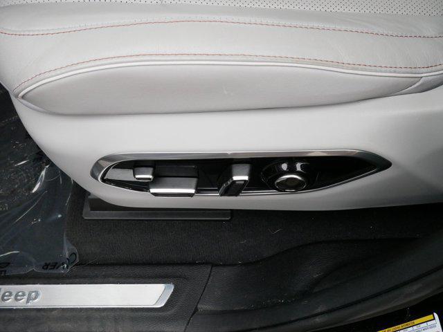Photo of 2022 Diamond Black Crystal Pearlcoat Jeep Grand Cherokee L