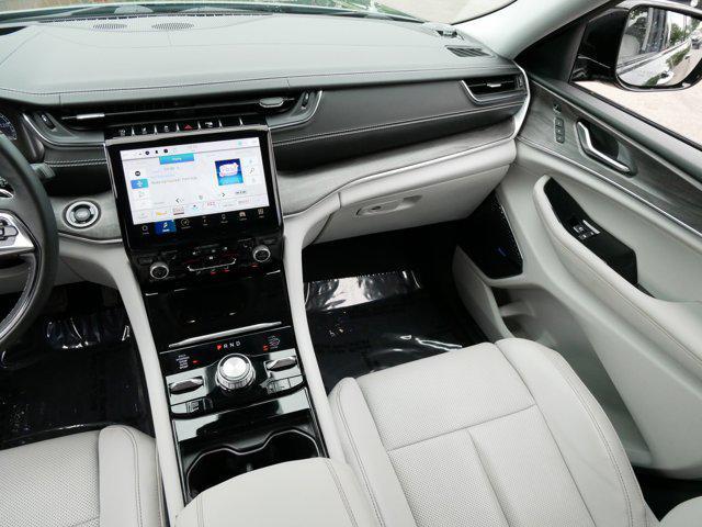 Photo of 2022 Diamond Black Crystal Pearlcoat Jeep Grand Cherokee L