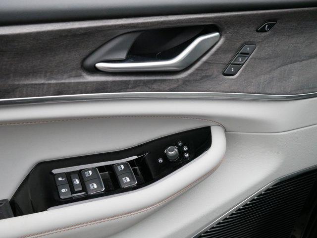 Photo of 2022 Diamond Black Crystal Pearlcoat Jeep Grand Cherokee L