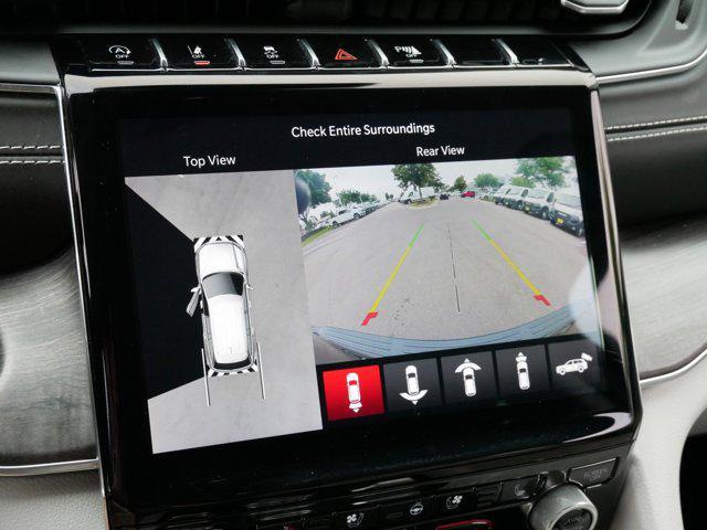 Photo of 2022 Diamond Black Crystal Pearlcoat Jeep Grand Cherokee L