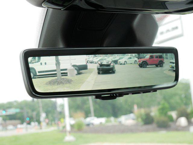 Photo of 2022 Diamond Black Crystal Pearlcoat Jeep Grand Cherokee L