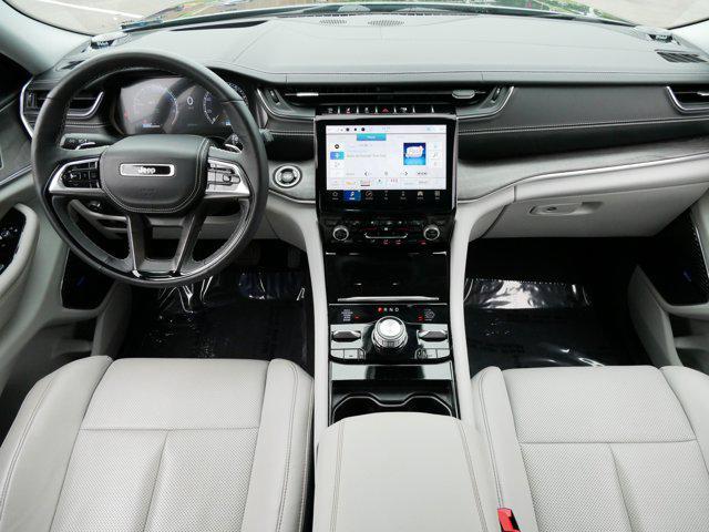 Photo of 2022 Diamond Black Crystal Pearlcoat Jeep Grand Cherokee L