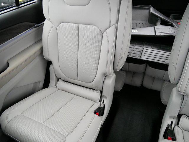 Photo of 2022 Diamond Black Crystal Pearlcoat Jeep Grand Cherokee L