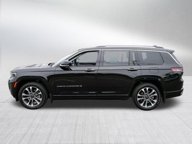 Photo of 2022 Diamond Black Crystal Pearlcoat Jeep Grand Cherokee L