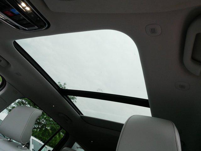 Photo of 2022 Diamond Black Crystal Pearlcoat Jeep Grand Cherokee L
