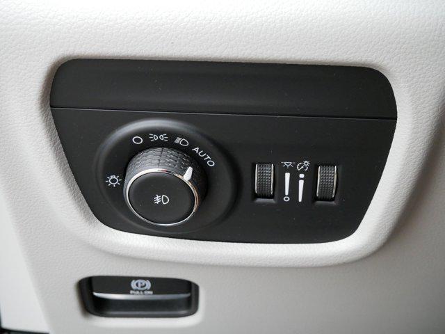 Photo of 2022 Diamond Black Crystal Pearlcoat Jeep Grand Cherokee L