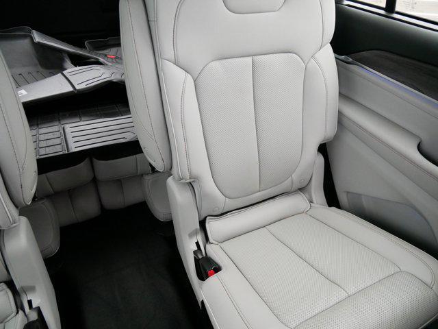 Photo of 2022 Diamond Black Crystal Pearlcoat Jeep Grand Cherokee L
