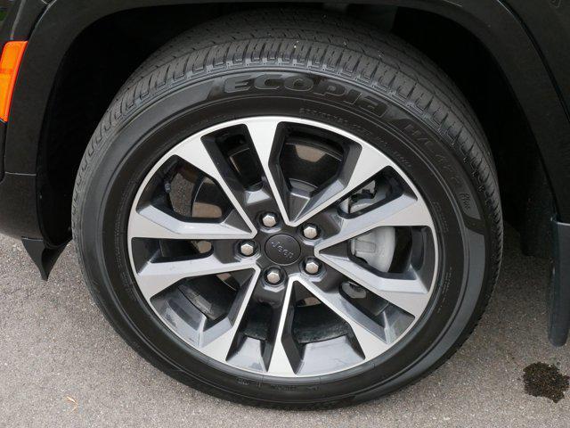 Photo of 2022 Diamond Black Crystal Pearlcoat Jeep Grand Cherokee L