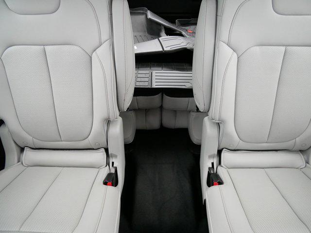 Photo of 2022 Diamond Black Crystal Pearlcoat Jeep Grand Cherokee L