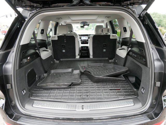 Photo of 2022 Diamond Black Crystal Pearlcoat Jeep Grand Cherokee L