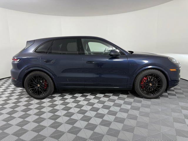 Photo of 2025 Algarve Blue Metallic Porsche Cayenne