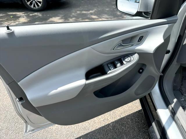 Photo of 2018 Silver Ice Metallic Chevrolet Volt