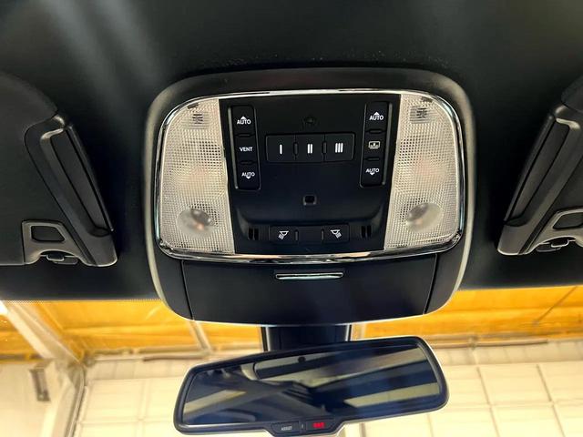 Photo of 2022 Gloss Black Chrysler 300