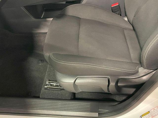 Photo of 2023 Glacier White Nissan Rogue