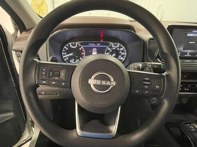 Photo of 2023 Glacier White Nissan Rogue