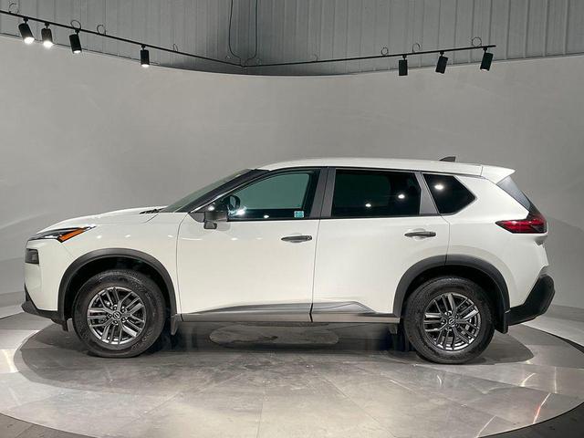 Photo of 2023 Glacier White Nissan Rogue
