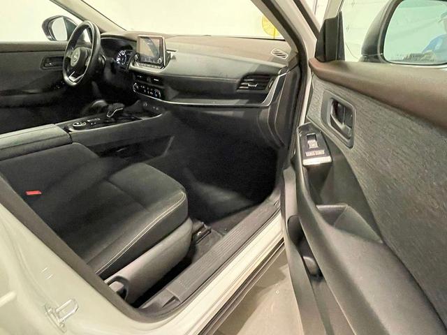 Photo of 2023 Glacier White Nissan Rogue