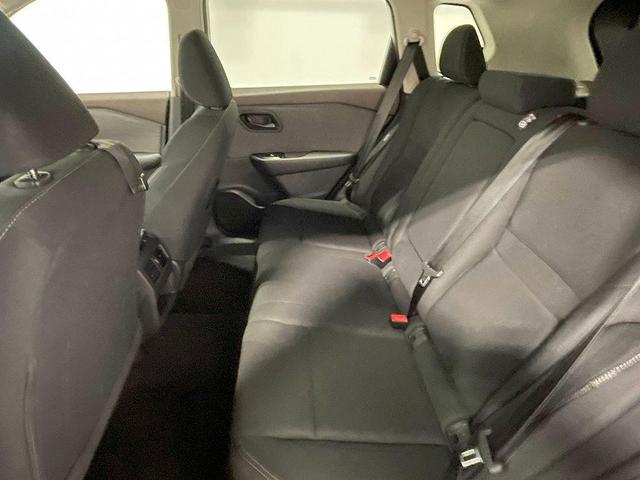 Photo of 2023 Glacier White Nissan Rogue