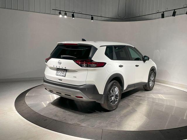 Photo of 2023 Glacier White Nissan Rogue