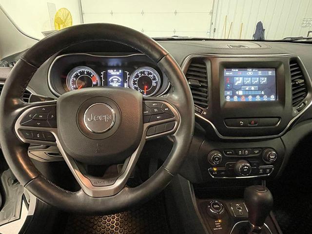 Photo of 2020 Bright White Clearcoat Jeep Cherokee