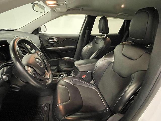 Photo of 2020 Bright White Clearcoat Jeep Cherokee