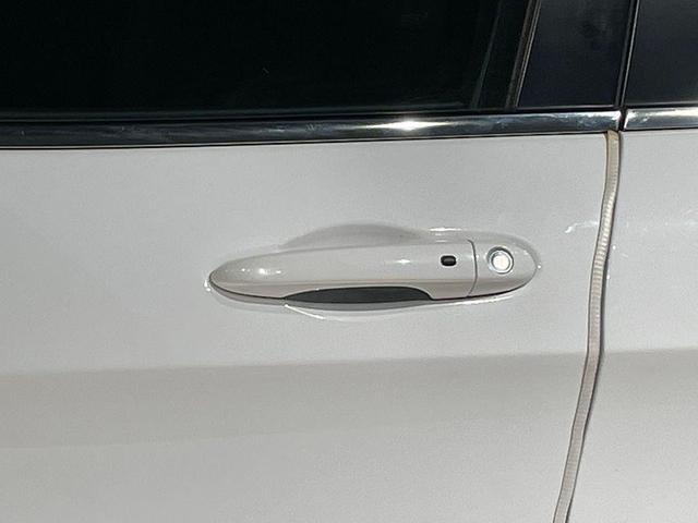 Photo of 2020 Bright White Clearcoat Jeep Cherokee