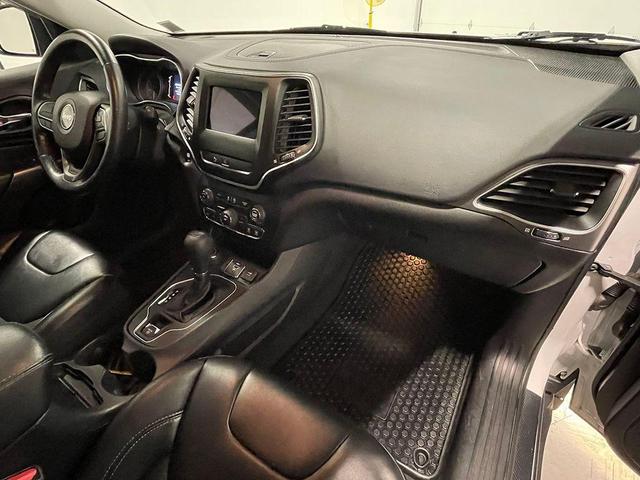 Photo of 2020 Bright White Clearcoat Jeep Cherokee