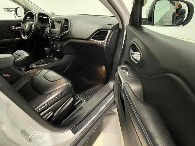 Photo of 2020 Bright White Clearcoat Jeep Cherokee