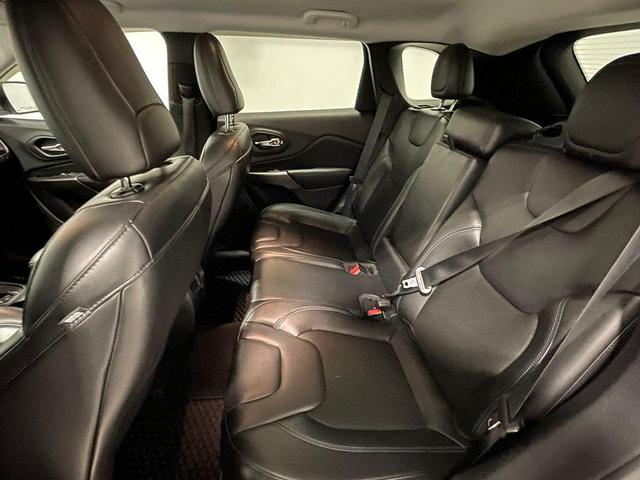 Photo of 2020 Bright White Clearcoat Jeep Cherokee