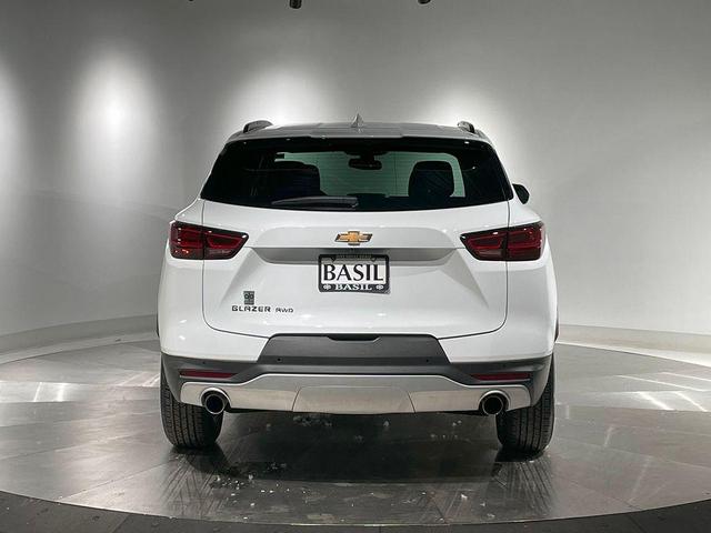 Photo of 2025 Summit White Chevrolet Blazer