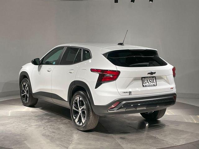 Photo of 2024 Summit White Chevrolet Trax